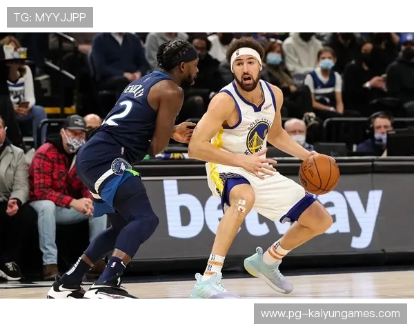 勇士克莱二级进攻发动，命中3+1远投三分——从场上到训练场的破局之路